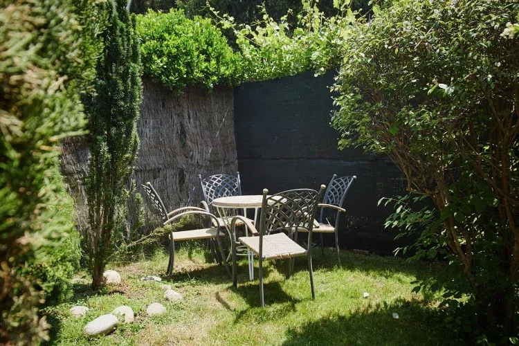 Imagen de jardin casa de cucu www.navaluenga.net