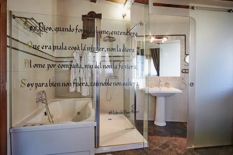 Imagen de baño casa de cucu www.navaluenga.net