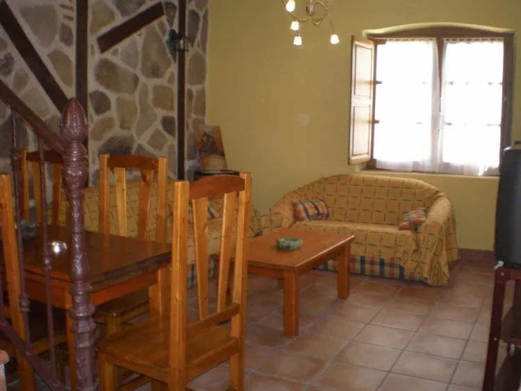 Imagen de Salón-comedor con chimenea