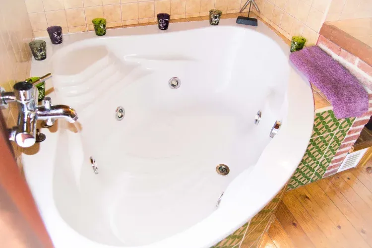 Imagen de Bañera de hidromasaje en el dormitorio