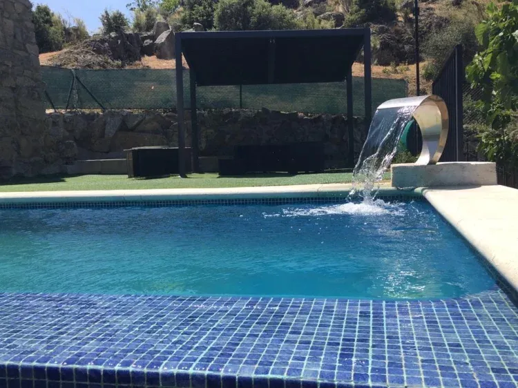 Imagen de piscina desbordante