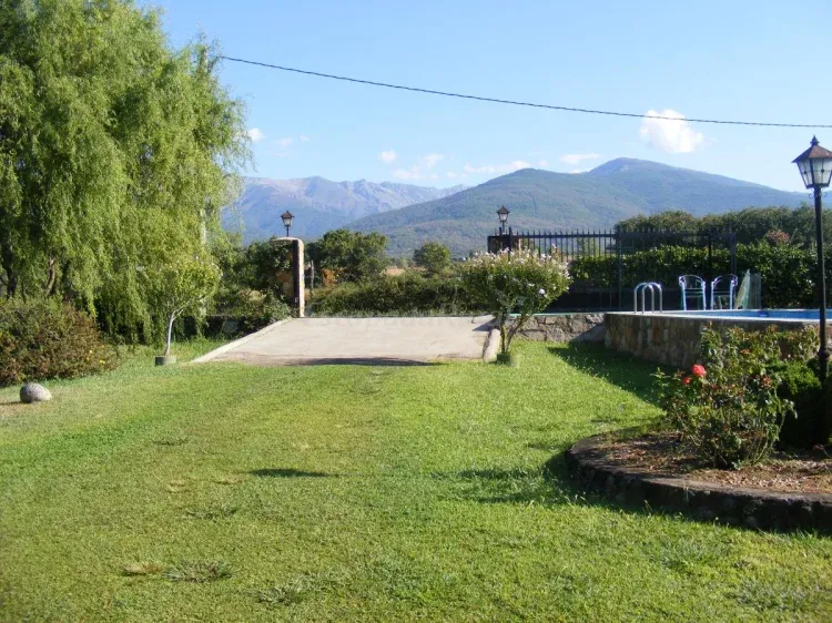 Imagen de Entrada a Los 11 PostesAl fondo Gredos