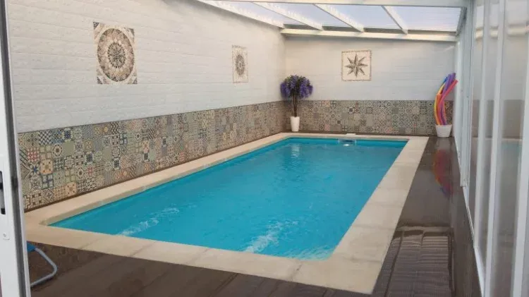 Imagen de Piscina cubierta de cloración salina