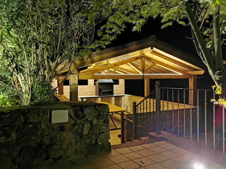 Imagen de Barbacoa iluminada