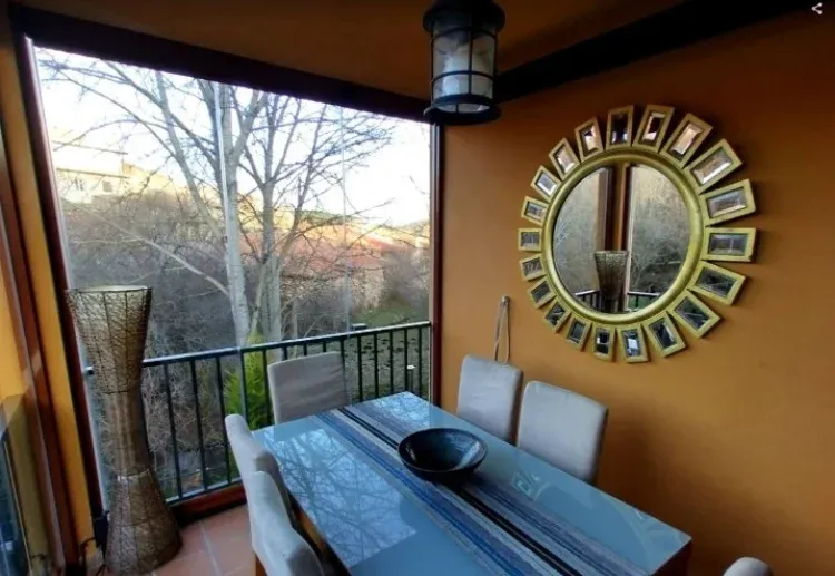 Imagen de Comedor en terraza con cortinas de cristal abatibles