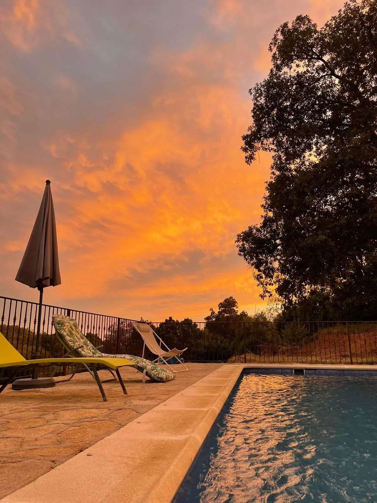 Imagen de Atardecer en la piscina