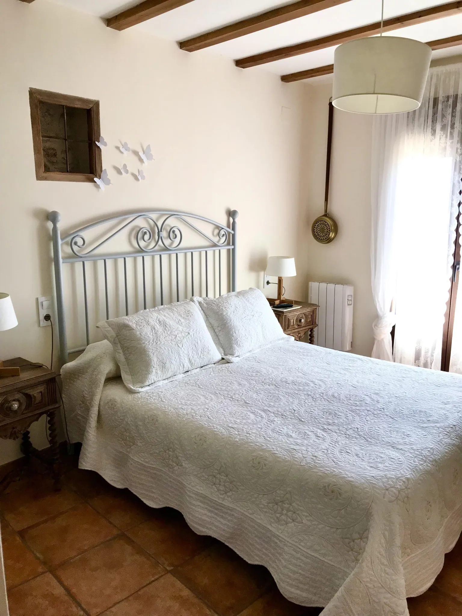 Imagen de Dormitorio principal con baño ensuite y TV