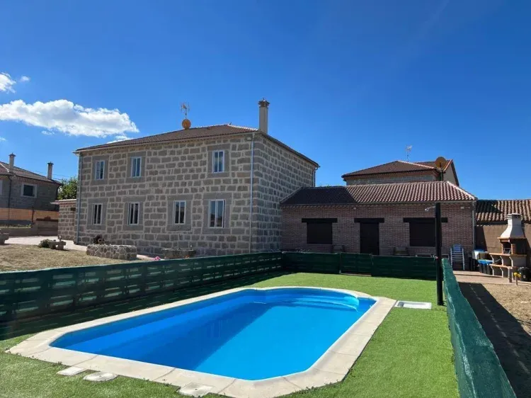 Imagen de piscina con cerrado completo