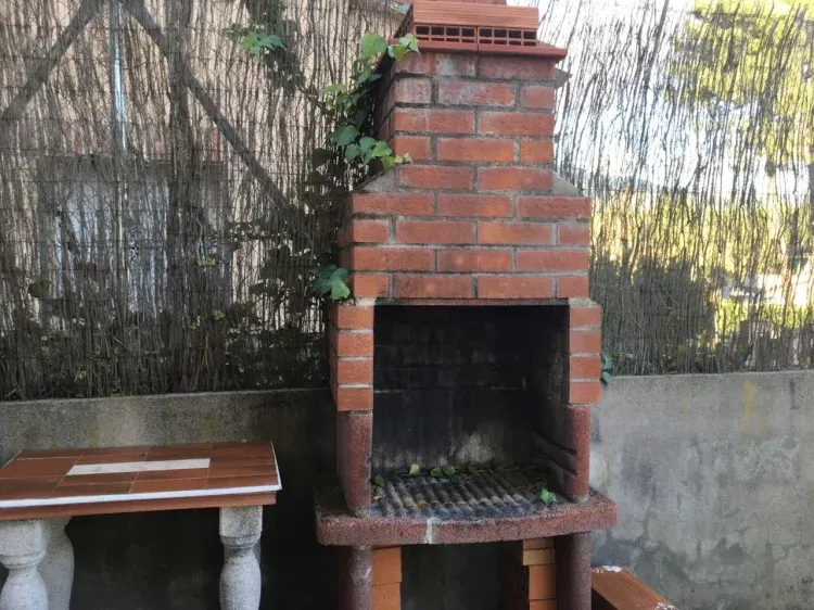 Imagen de barbacoa en el jardin