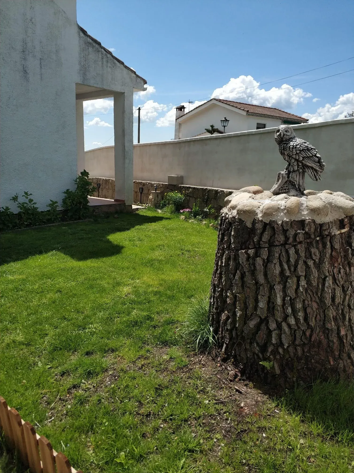 Imagen de jardin y lechuza