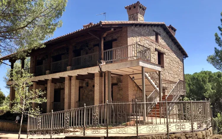 Imagen de Fachada delantera: amplios espacios para todo el grupo y balcones con espectaculares vistas al bosque