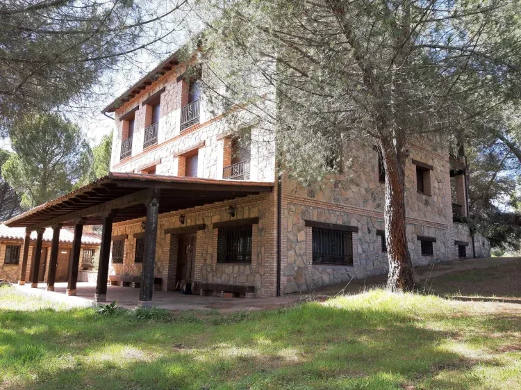 Imagen de Fachada Trasera: este amplio y maravilloso porche será el centro de reuniones del grupo. Desde aquí podréis salir directamente al Arroyo Tórtolas y dar un agradable paseo hasta el Pantano de San Juan.