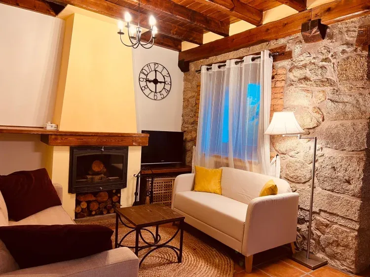 Imagen de sal&oacute;n con chimenea