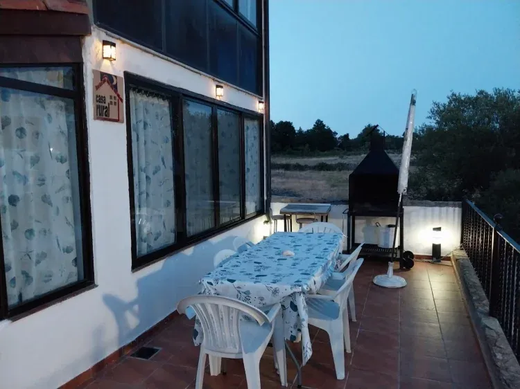 Imagen de terraza con mesa, sillas, barbacoa