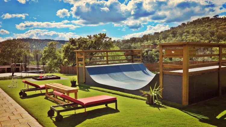 Imagen de Rampa de Skate, construida en madera y skatelite, de 90 cm de altura, 5m de ancho y con un radio de 2m