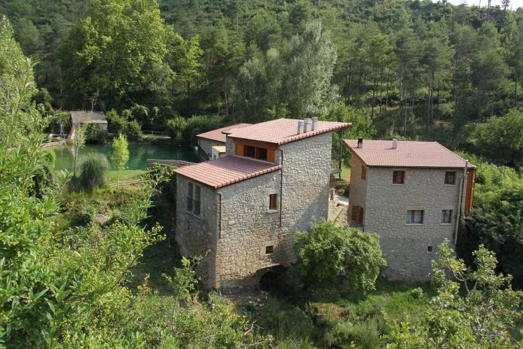 Imagen de Las dos casas desde el rio