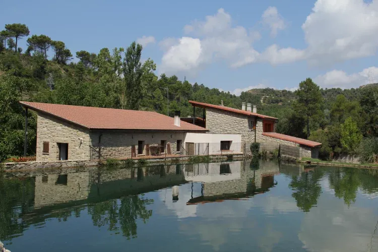 Imagen de Las dos casas desde el lago