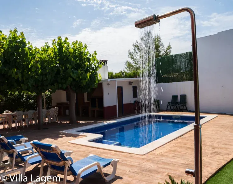 Imagen de Ducha exterior y piscina