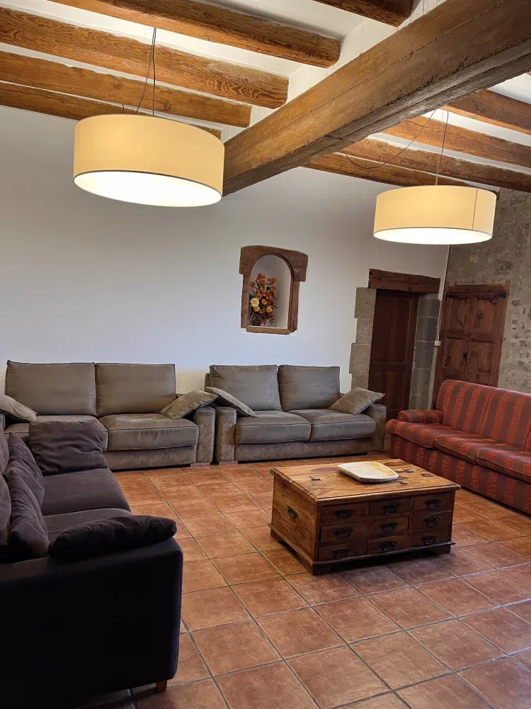 Imagen de Sala de estar muy amplia, con ximenea,  sofas y TV