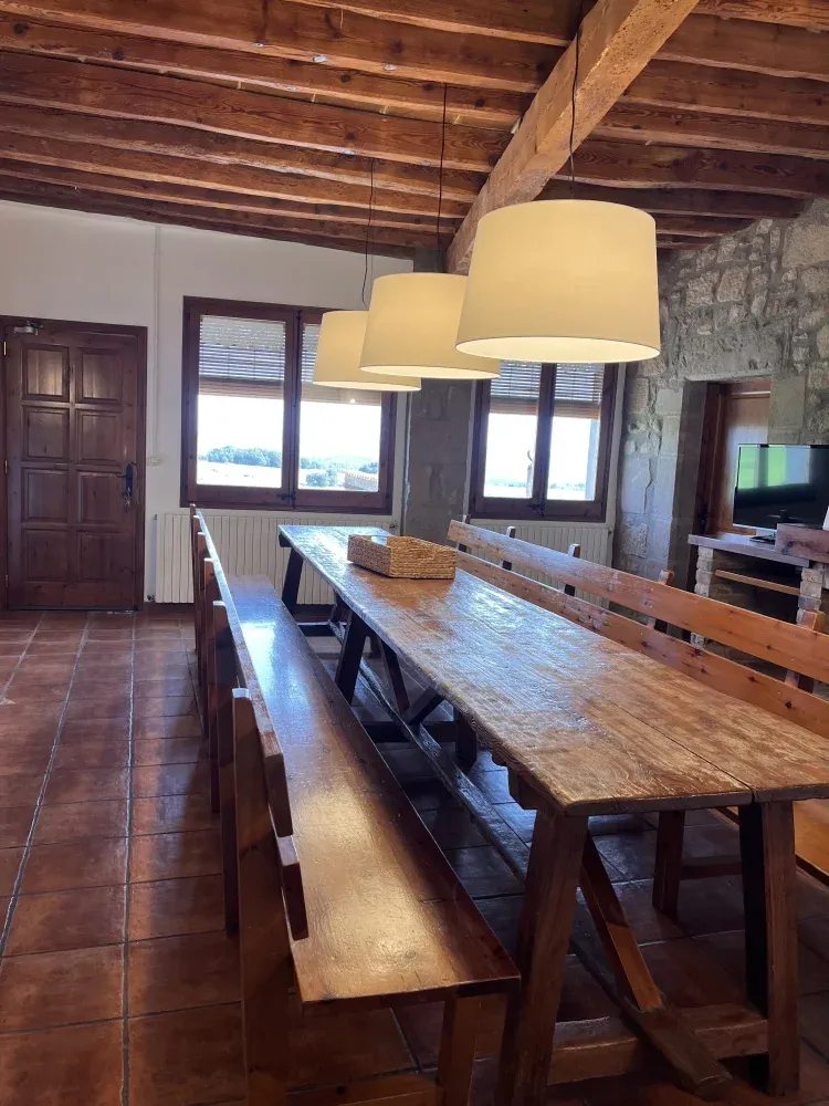 Imagen de Comedor con mesa para 19 personas