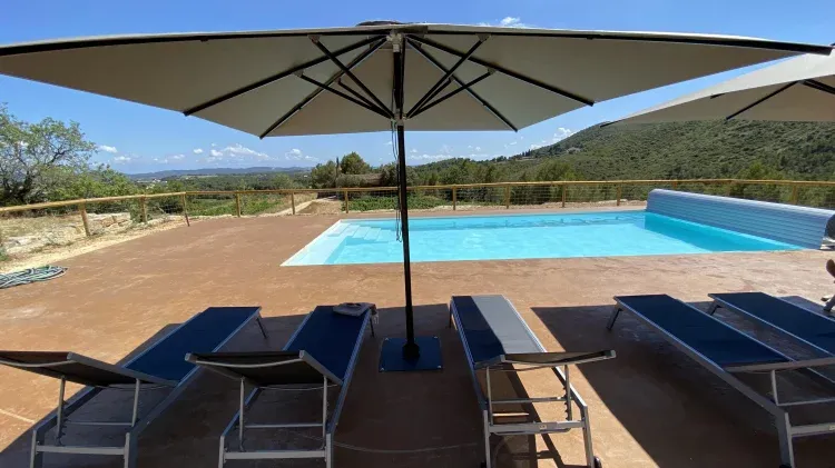 Imagen de Piscina con sombrillas