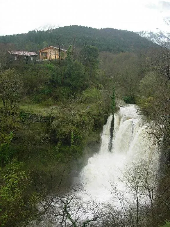 Imagen de cascada invierno