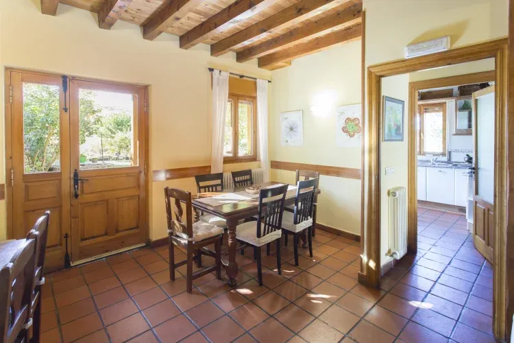 Imagen de Dos mesas en el salón