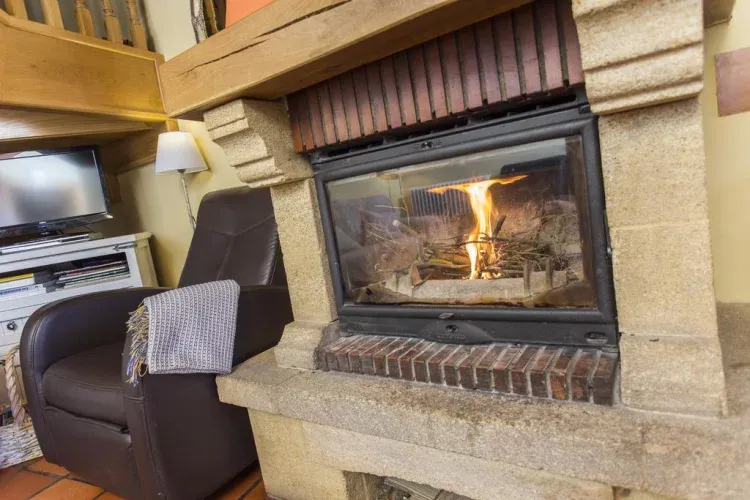 Imagen de Os recibimos con la chimenea encendida