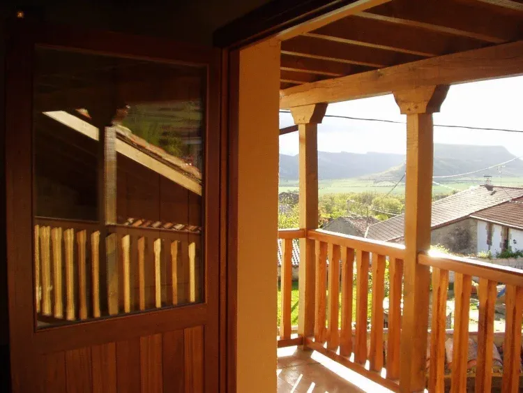 Imagen de balconada hacia los cortados