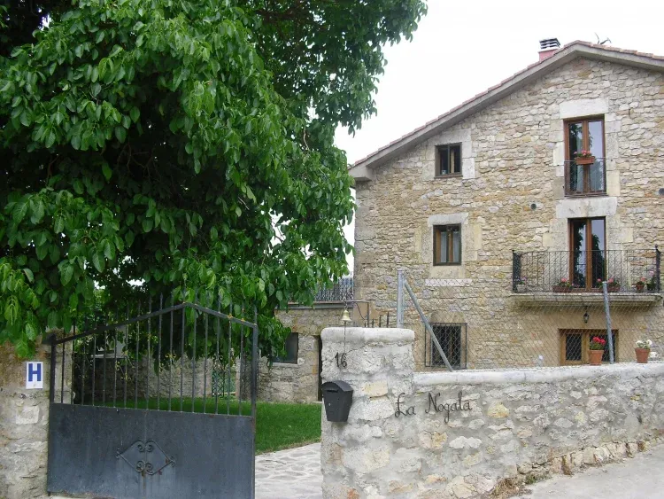 Imagen de Exterior de la casa y nogala