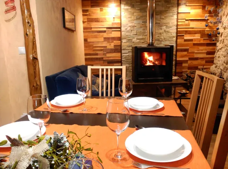 Imagen de Comedor con chimenea