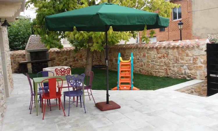 Imagen de Patio y columpios
