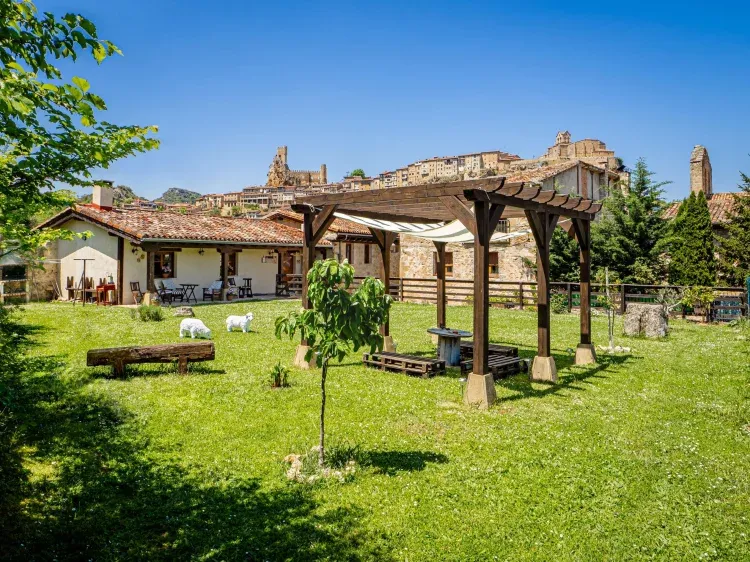 Imagen de Jardín, exterior de la casa  y vistas de Frías
