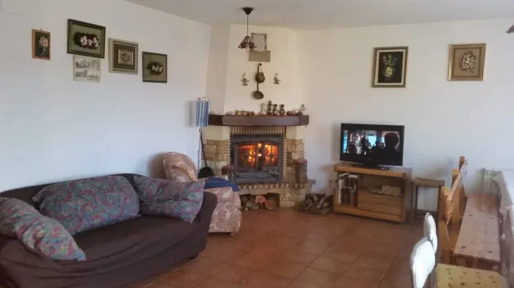 Imagen de Salon con chimenea