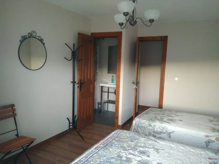Imagen de habitación triple con baño y balcon