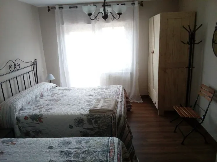 Imagen de habitación triple con baño y balcon