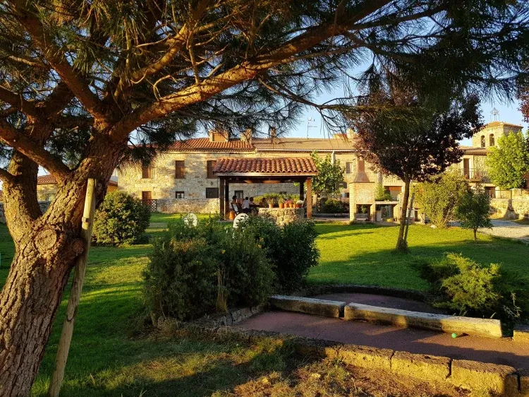 Imagen de Jardín y fachada de la Casa de Aldea del Pinar