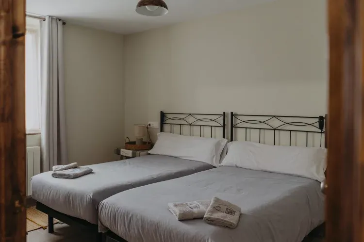 Imagen de Habitación en planta baja, con 2 camas de 105 cm articuladas.