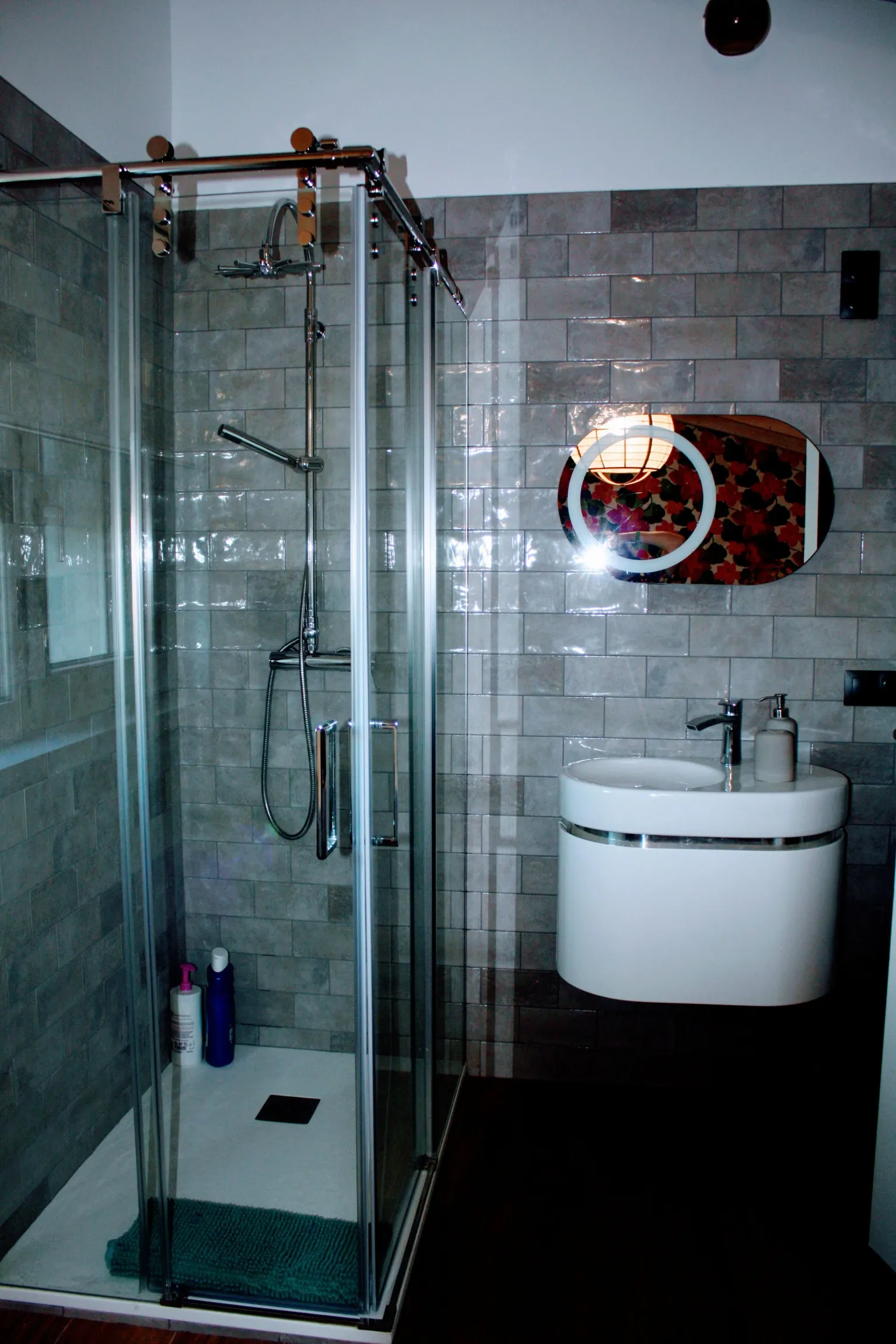 Imagen de Cuarto de baño completo abierto a la habitación con ducha hidromasaje.