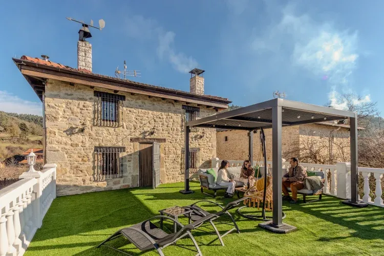 Imagen de Comodos sofas y equipo de musica con vistas al atardecer