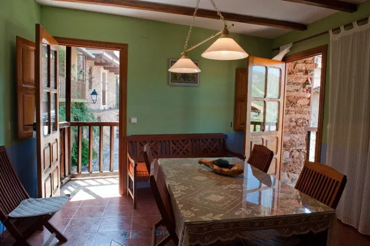 Imagen de Salón comedor con chimenea y dos balcones