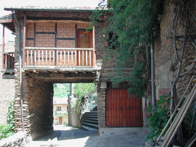Imagen de Salón sobre la casa,parte de la casa es balconada