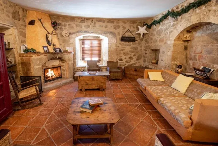 Imagen de Salon con chimenea