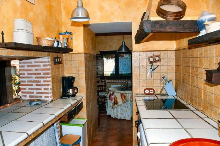 Imagen de Cocina con salita de desayuno
