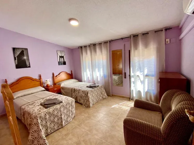 Imagen de Dormitorio con dos camas de 90 a la que se le puede añadir otra mas,con aire acondicionado y calefacción individual y balcón .