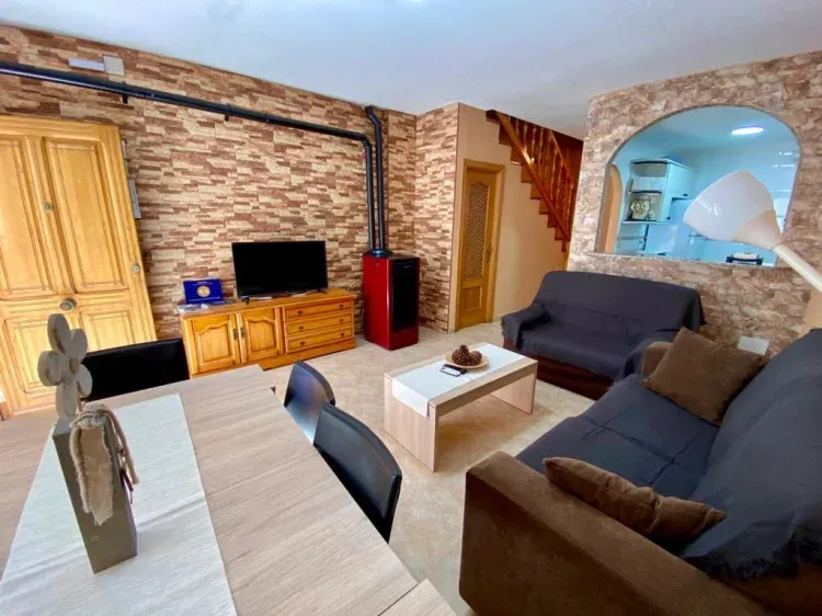 Imagen de salón con estufa ce pelet aire acondicionado y wiffi gratis.