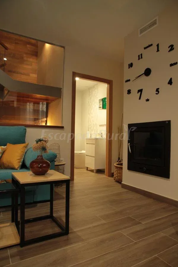 Imagen de Chimenea y aseo en salón-comedor