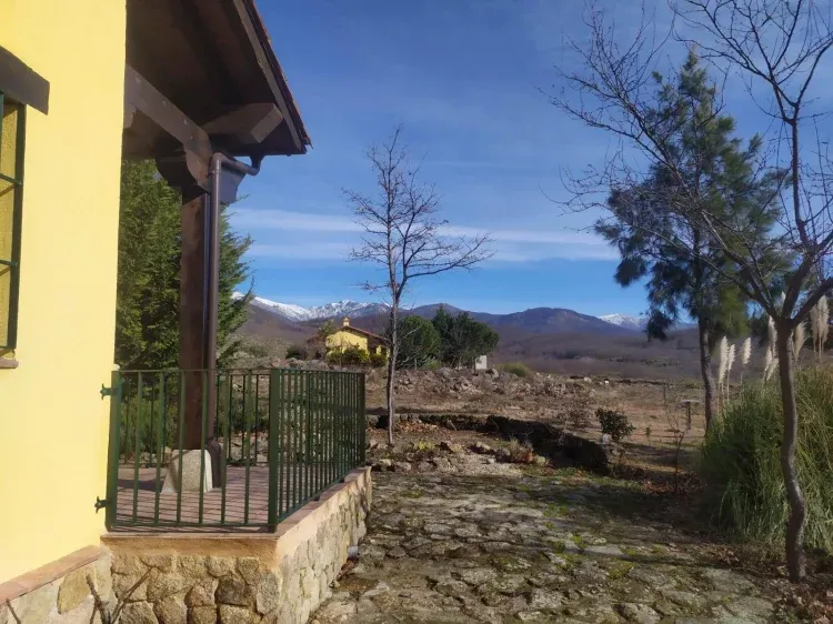 Imagen de Gredos nevado desde porche de la casa de abajo de Pago de Yuste