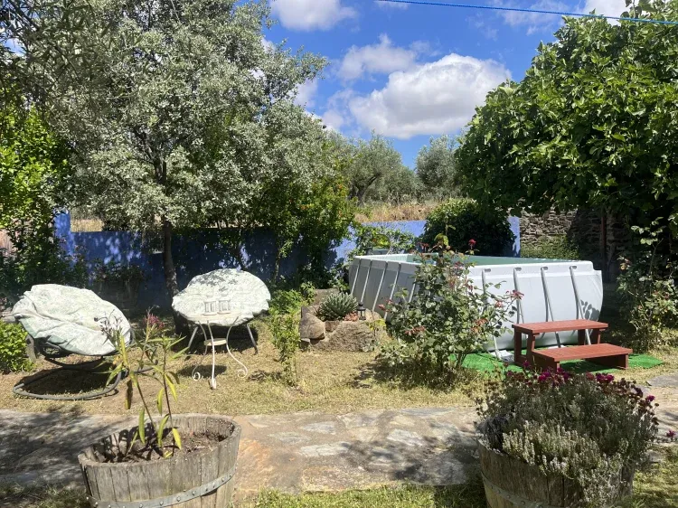 Imagen de jardín con piscina 