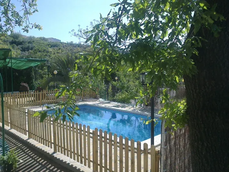 Imagen de Piscina vallada con farolas y luces en el interior de la piscina 